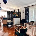 Дом отдыха Casa Girassol With A Beautiful Private Pool And Garden Синтра